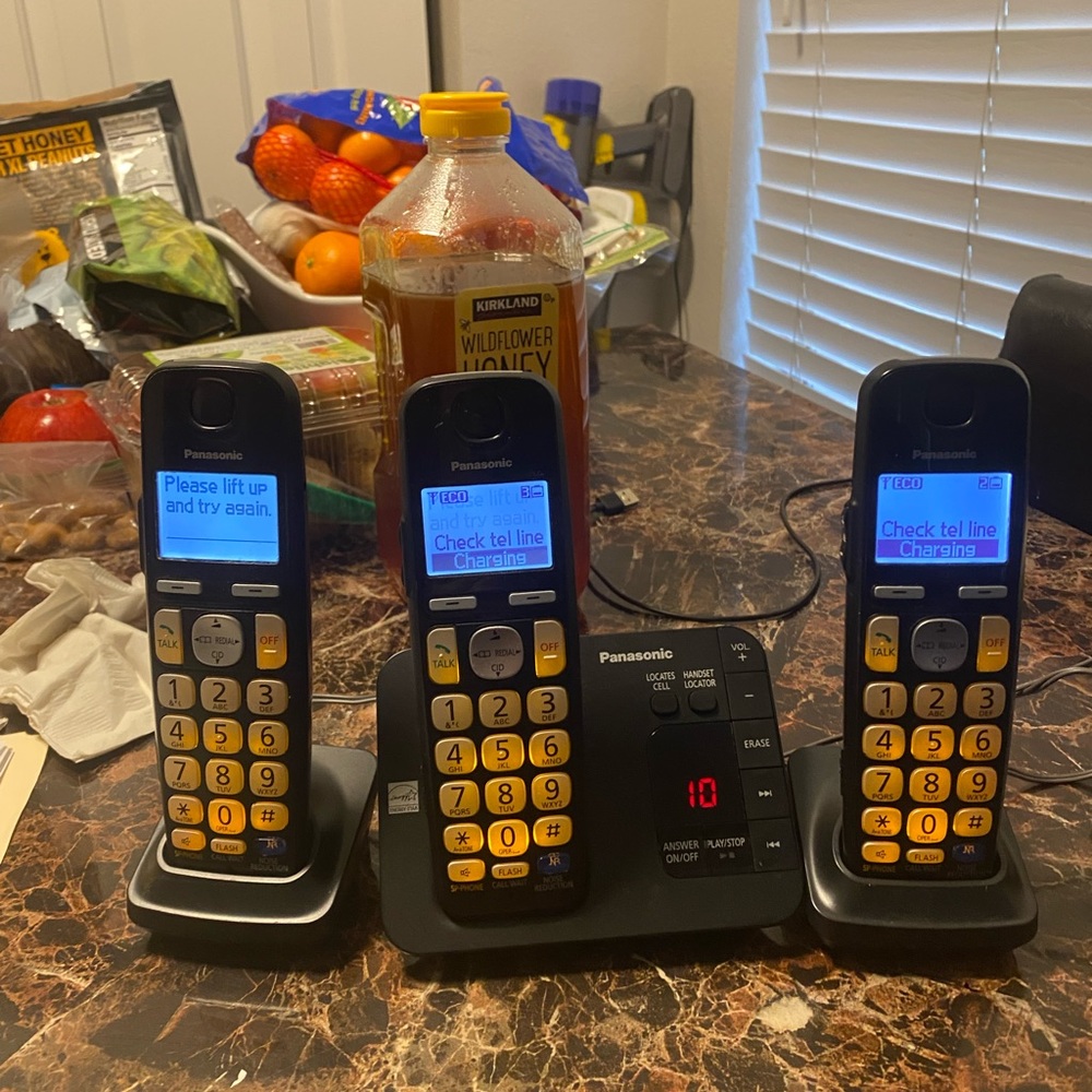 Panasonic KX-TG230 Cordless Phone Set with Answering Machine(3handset phone)
